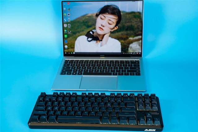 价格便宜，出门级首选。黑爵K870T蓝牙双模红轴机械键盘