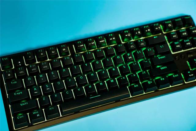 价格便宜，出门级首选。黑爵K870T蓝牙双模红轴机械键盘