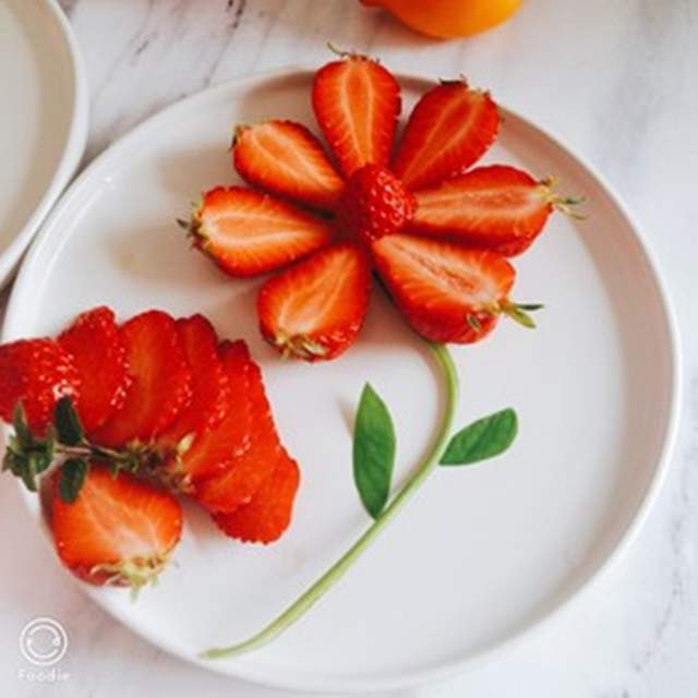 草莓一支花摆盘的做法 ,简单,好看!