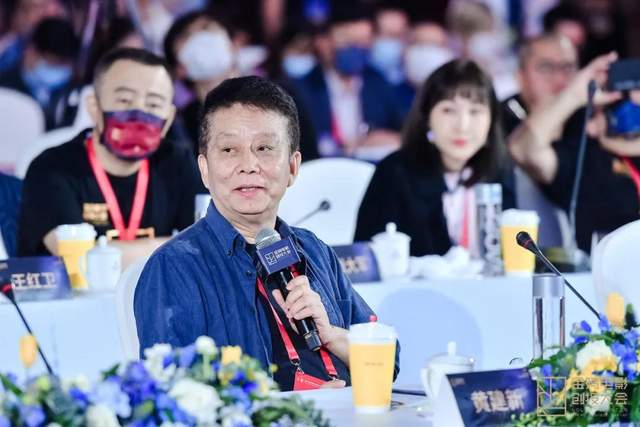 你拍好电影就行，杂事我来｜专访黄建新