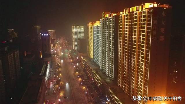 弄玉吹箫，凤凰展翅：航拍咸阳市北门口十字夜景