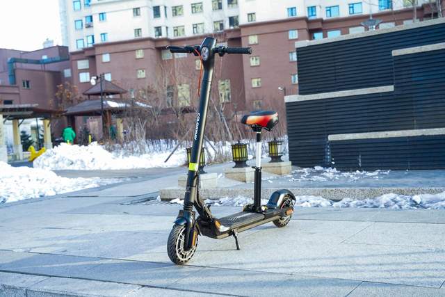 小巧便携，续航给力。体验COLORWAY科洛威成人电动滑板车