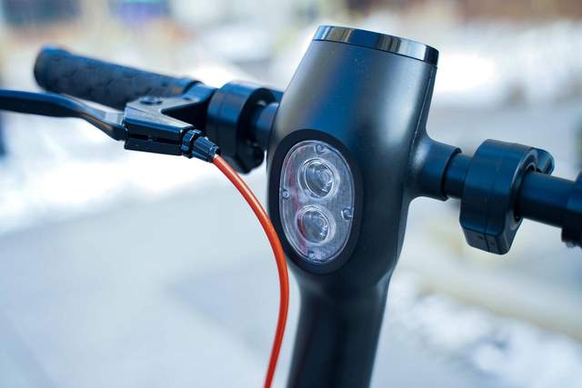 小巧便携，续航给力。体验COLORWAY科洛威成人电动滑板车