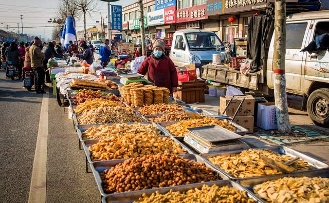 山东邹平乡村大集上的年味美味小吃
