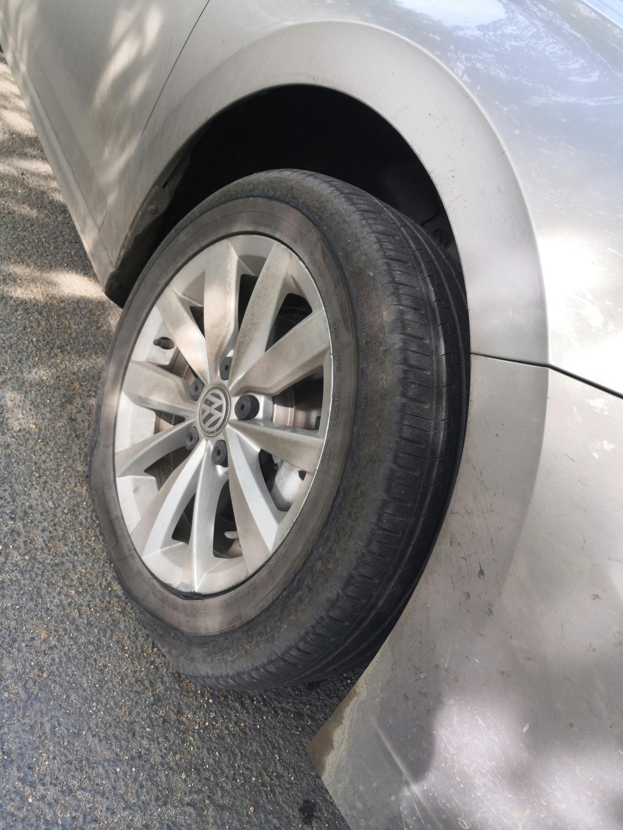 右前胎爆胎有点懵逼幸亏好友相助破财免灾