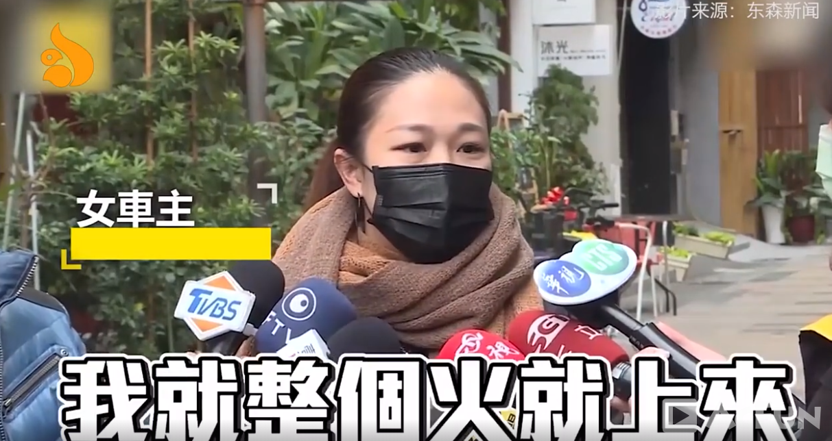 女司机被劫吼哭匪徒,劫匪:别念了我不抢了