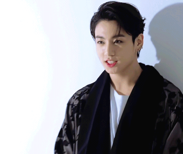 昨天新出的短发露额头的男团爱豆超帅的画报拍摄