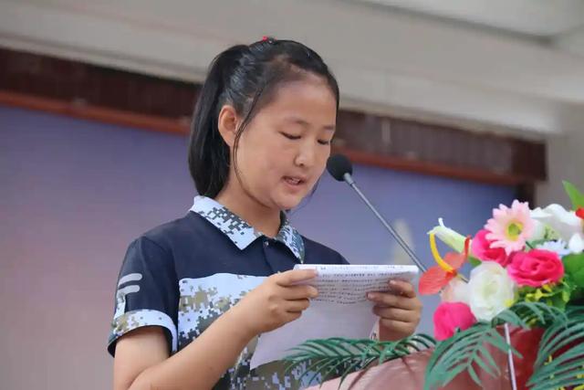 颁奖仪式泰安英雄山中学党委书记,校长华伟与获得校长提名奖的同学