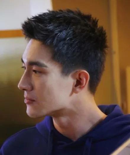 怎么回事林更新的鼻子是歪的