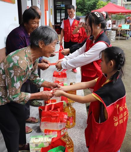 爱心厨房送春风 雷锋服务暖人心(图2)