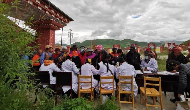 坚守高原 1 个月，成都京东方医院博士医疗队持续为藏区群众排忧解难
