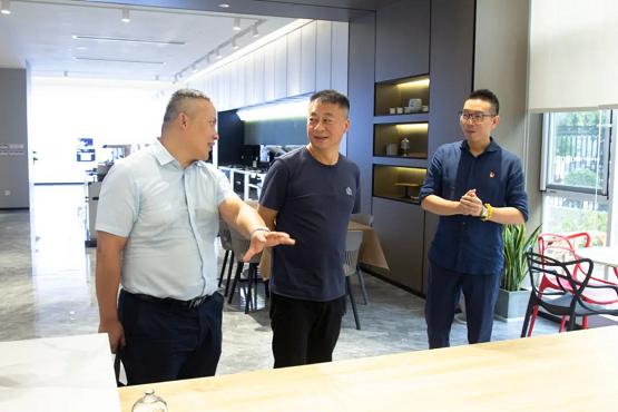 海宁市市委书记朱建军一行莅临厨壹堂参观指导