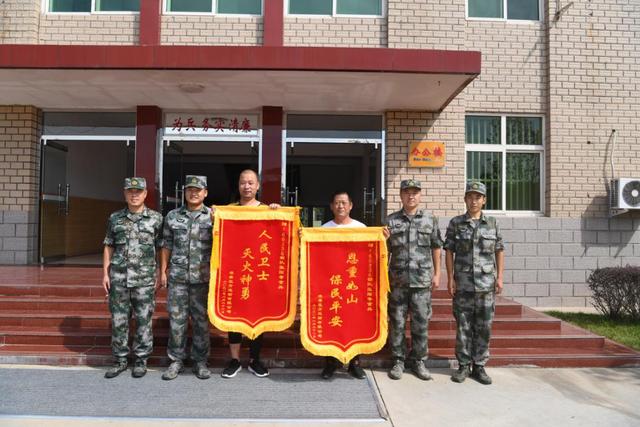 驻河北省涿州市66336部队五名官兵组织军民紧急抢险 突然起火的大货车有救了