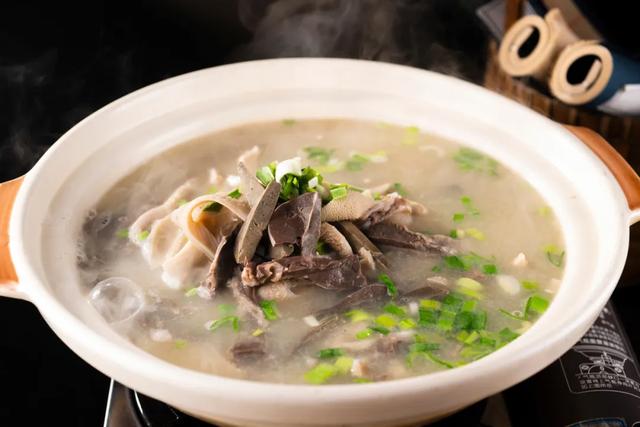 身子也由内而外地热乎起来暖了心,也暖了胃一口醇香肉汤下肚软烂爽滑