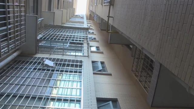 三岁女童滞留电梯后坠楼身亡 家属质疑小区窗台设计