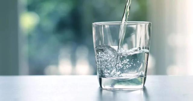 女子喝3.2L水致水中毒 医生：这方式太危险