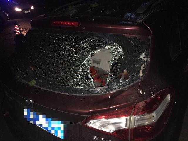 事故|墙砖脱落砸坏小车玻璃  蜀黍提醒：请停在规范的停车场