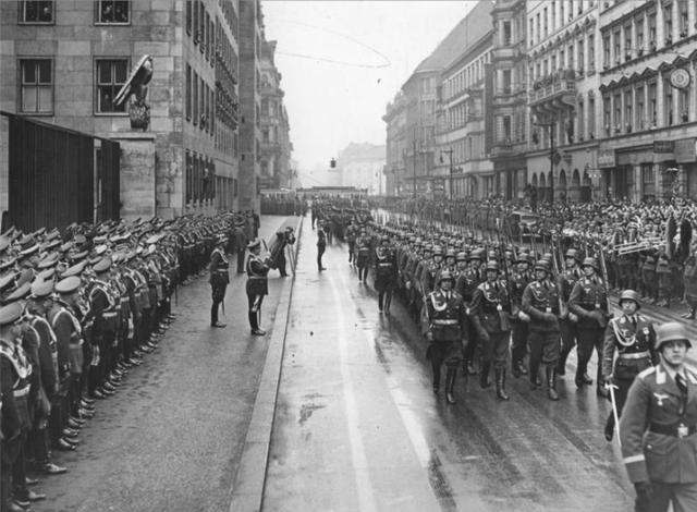 爱打架的城市刺头兵，被吹捧为反纳粹英雄，德国人为何如此自卑？