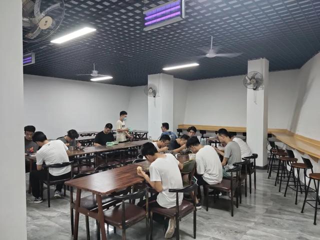 男生就餐区