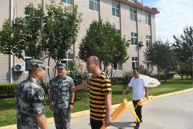 驻河北省涿州市66336部队五名官兵组织军民紧急抢险 突然起火的大货车有救了