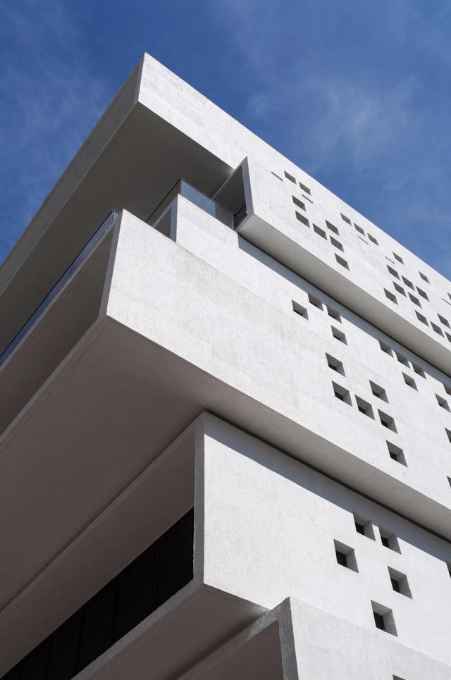 悬挑长方体堆叠的办公楼