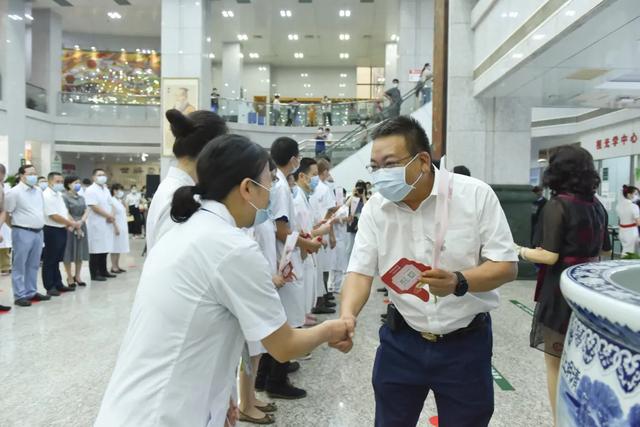 广西医师协会会长赵劲民一行莅临广西中医药大学第一附属医院开展「中国医师节」走访慰问活动