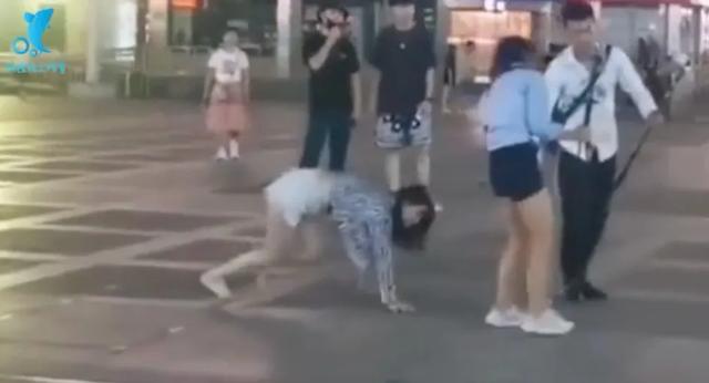 女主播当街栓链子学狗爬，看完我想给她刷个大火箭...