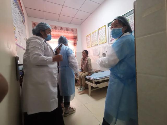 坚守高原 1 个月，成都京东方医院博士医疗队持续为藏区群众排忧解难