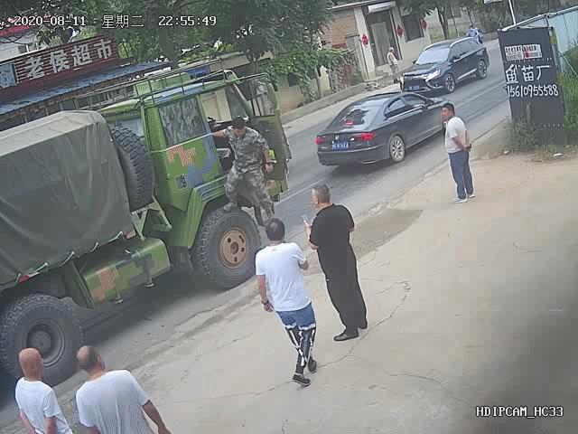 驻河北省涿州市66336部队五名官兵组织军民紧急抢险 突然起火的大货车有救了