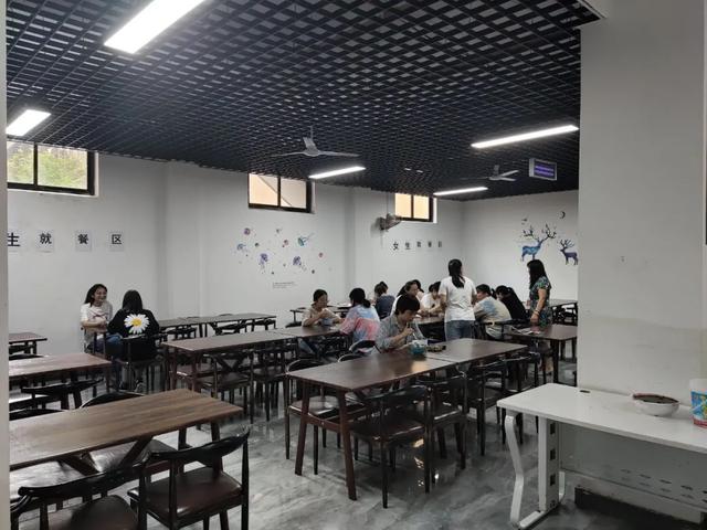 女生就餐区