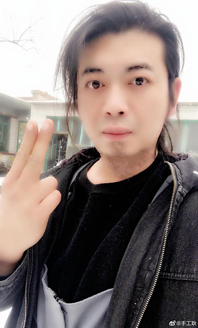 三吉彩花大尺度写真登上热搜 却意外撞脸手工耿 果酱音乐
