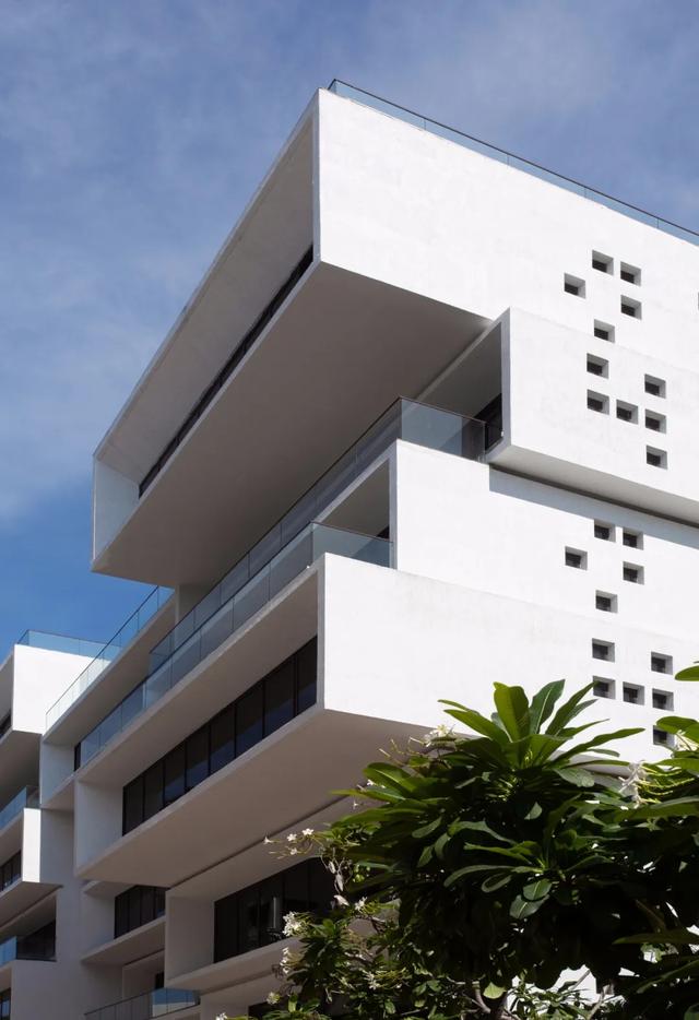 悬挑长方体堆叠的办公楼