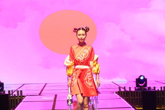 比海底捞起步早上市晚,做火锅底料的这对夫妇,如今身家345亿 比海底捞起步早上市晚,做火锅底料的这对夫妇,如今身家345亿