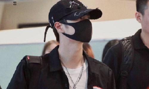 Wang Yibo has a new girlfriend? The bull head necklace is a couple ...
