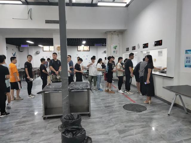 排队打饭