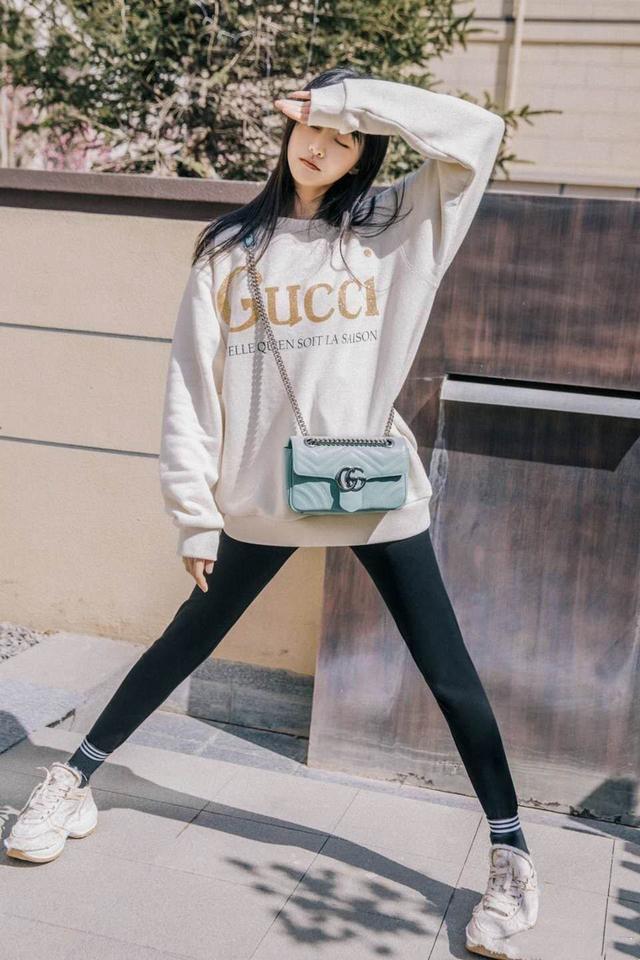 郑爽瘦的太明显了穿短裤腿部骨骼明显网友平时多吃点儿吧