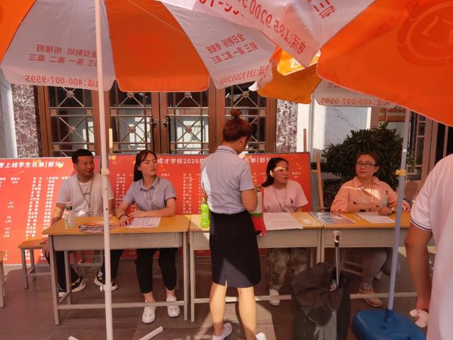 工作人员准备迎接