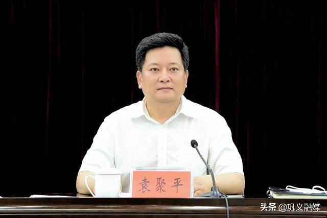 巩义市委常委,市产业集聚区管委会主任梁险峰总结了全市工业转型升级