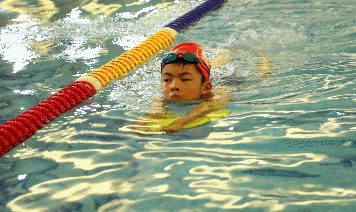 Na natação, a cor da touca pode ter várias funções.