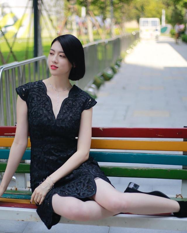三吉彩花大尺度写真登上热搜，却意外撞脸手工耿…_果酱音乐