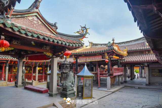 石狮永宁卫城隍庙内有独特石狮子,"脚踩"lv,游客啧啧称奇!-文旅中国