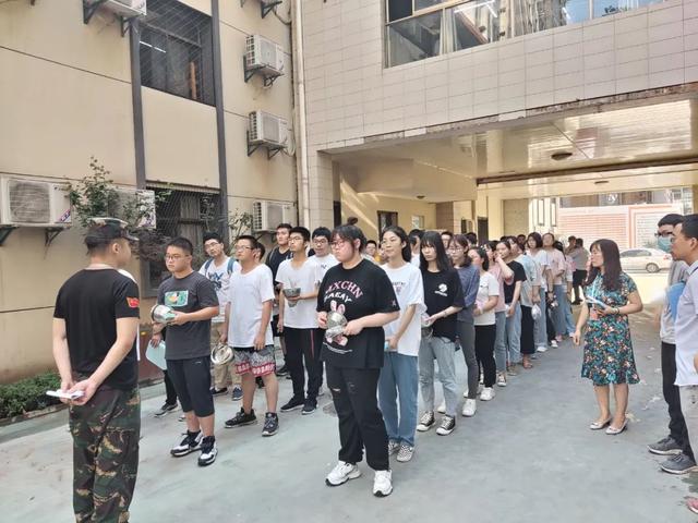 整齐排队