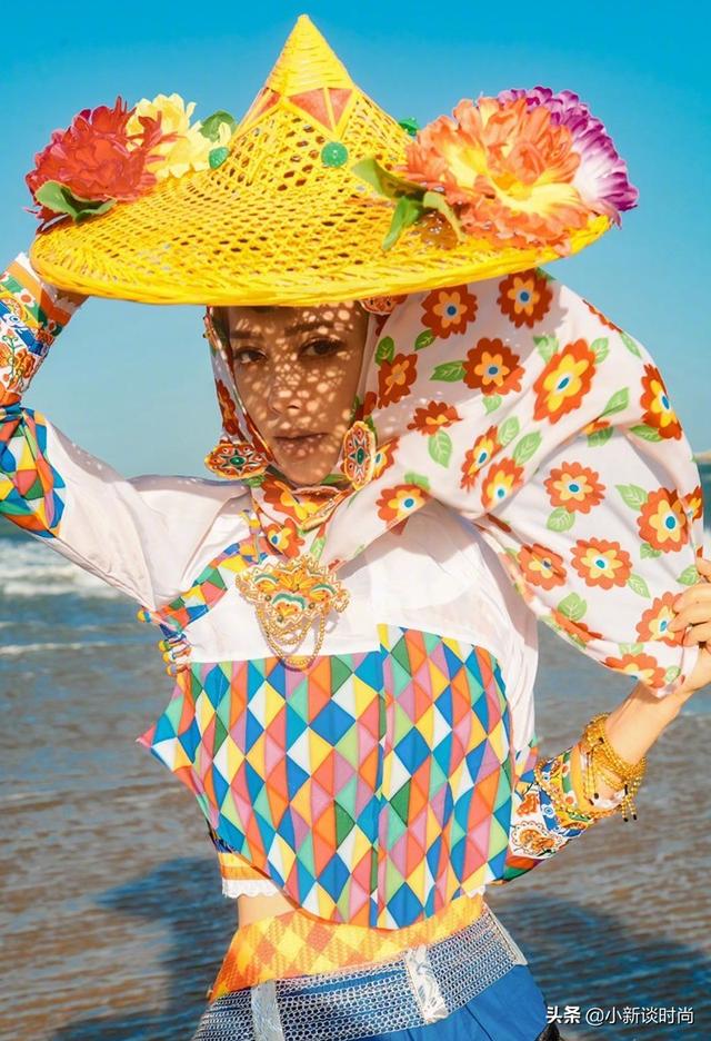 宁静48岁还这么潇洒海边穿花衣拍写真同龄人里少见