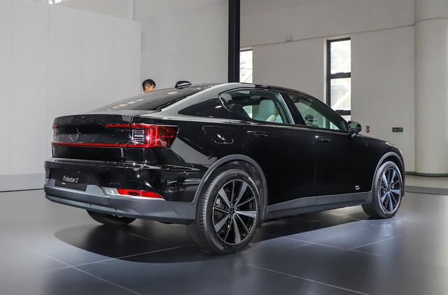 Polestar2极星起点较高，车身设计精简干练