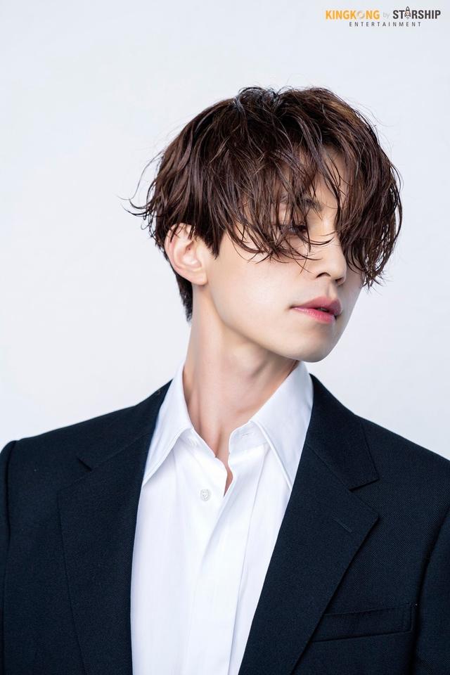 李栋旭画报花絮照白皙腹肌过于养眼非人类级别的帅气