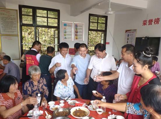 爱心厨房送春风 雷锋服务暖人心(图4)