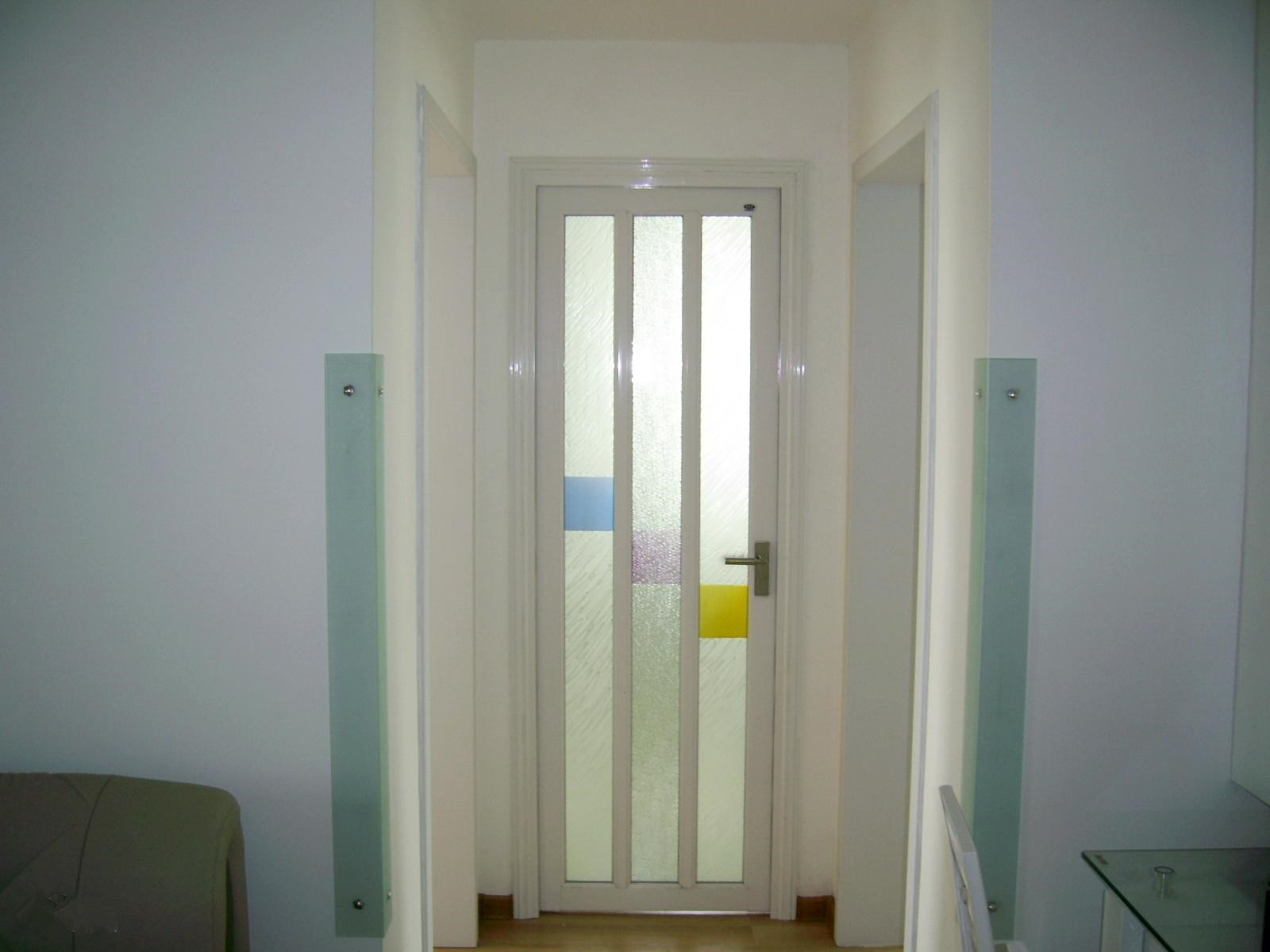 Does the bathroom door open outwards or inwards?The key depends on