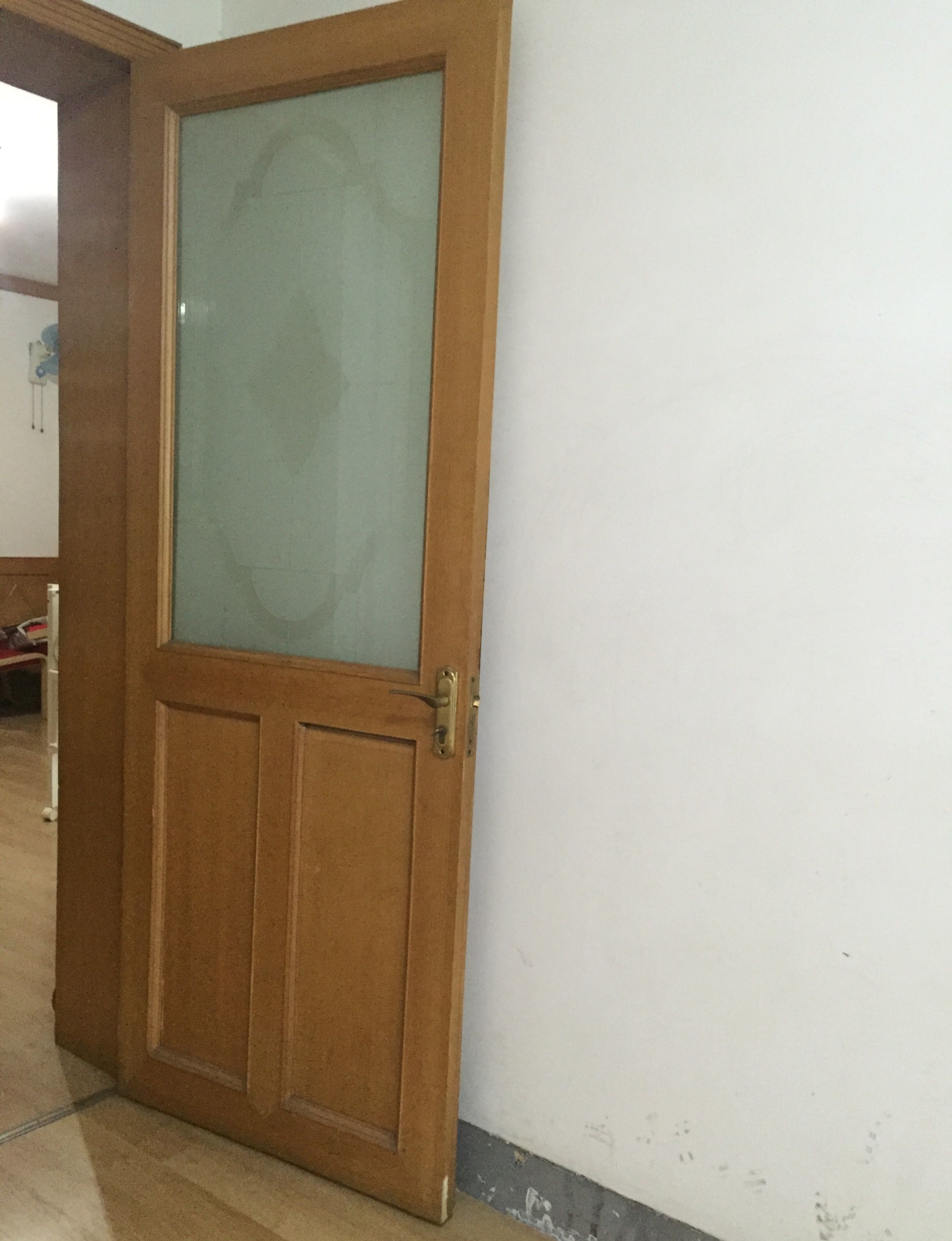 Does the bathroom door open outwards or inwards?The key depends on