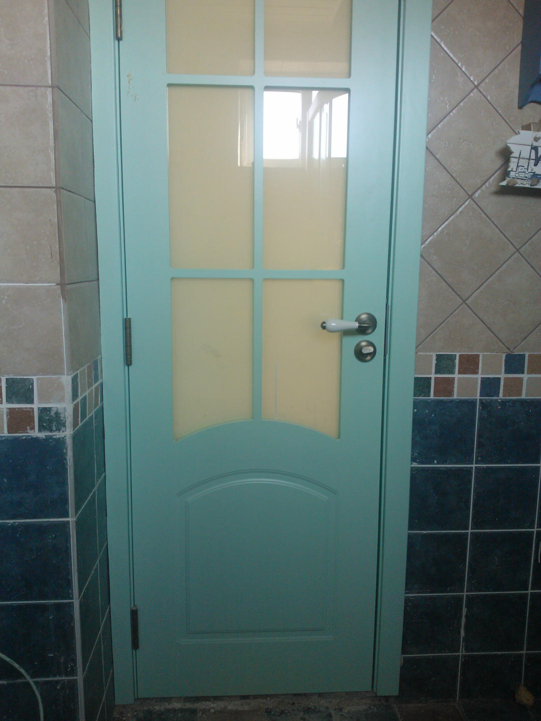 Does the bathroom door open outwards or inwards?The key depends on
