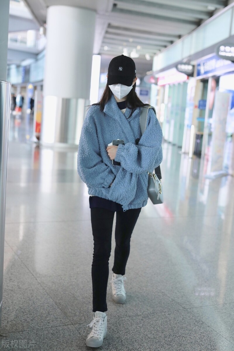 Zhang Yifan appeared in blue fleece with tights, a fresh and lovely ...